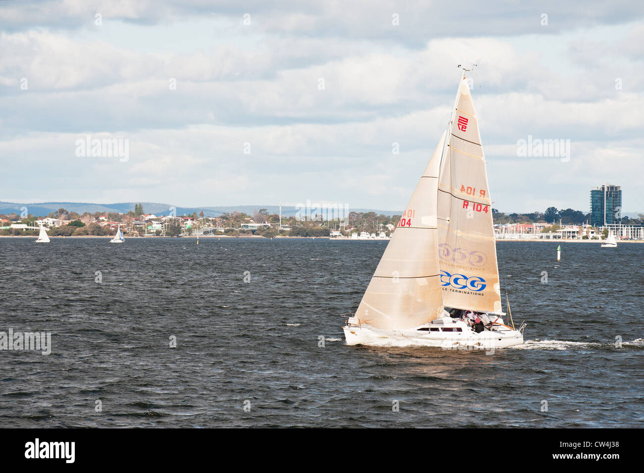 Swan River Western Australia - una barca a vela sul Fiume Swan, Perth, Western Australia. Foto Stock