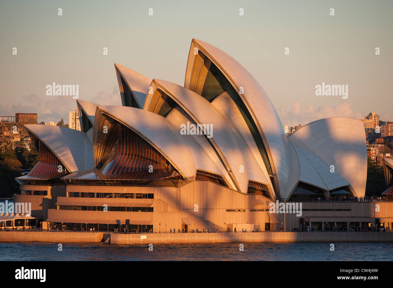 Sydney Opera House nel tardo pomeriggio con un ombra dal Ponte del Porto, Australia Foto Stock