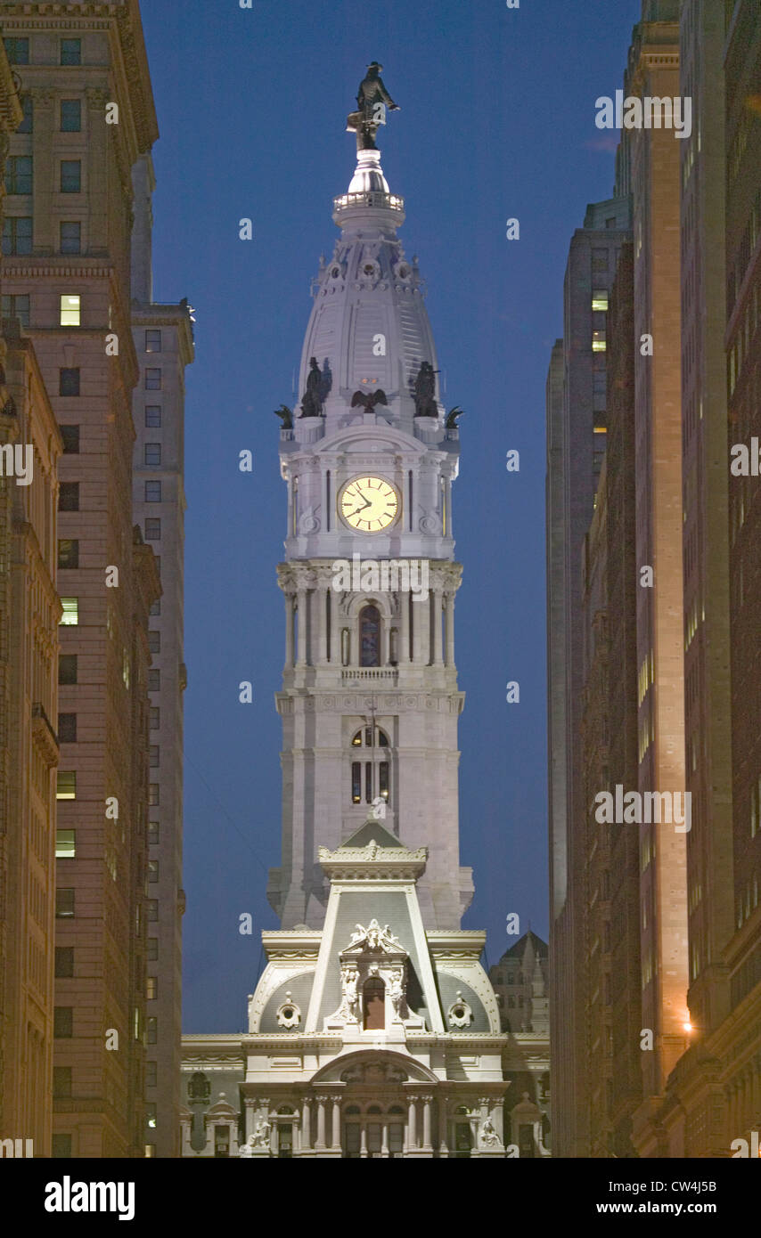 William Penn statua sulla sommità del Municipio al tramonto da Broad Street, Philadelphia, Pennsylvania, la città di amore fraterno Foto Stock