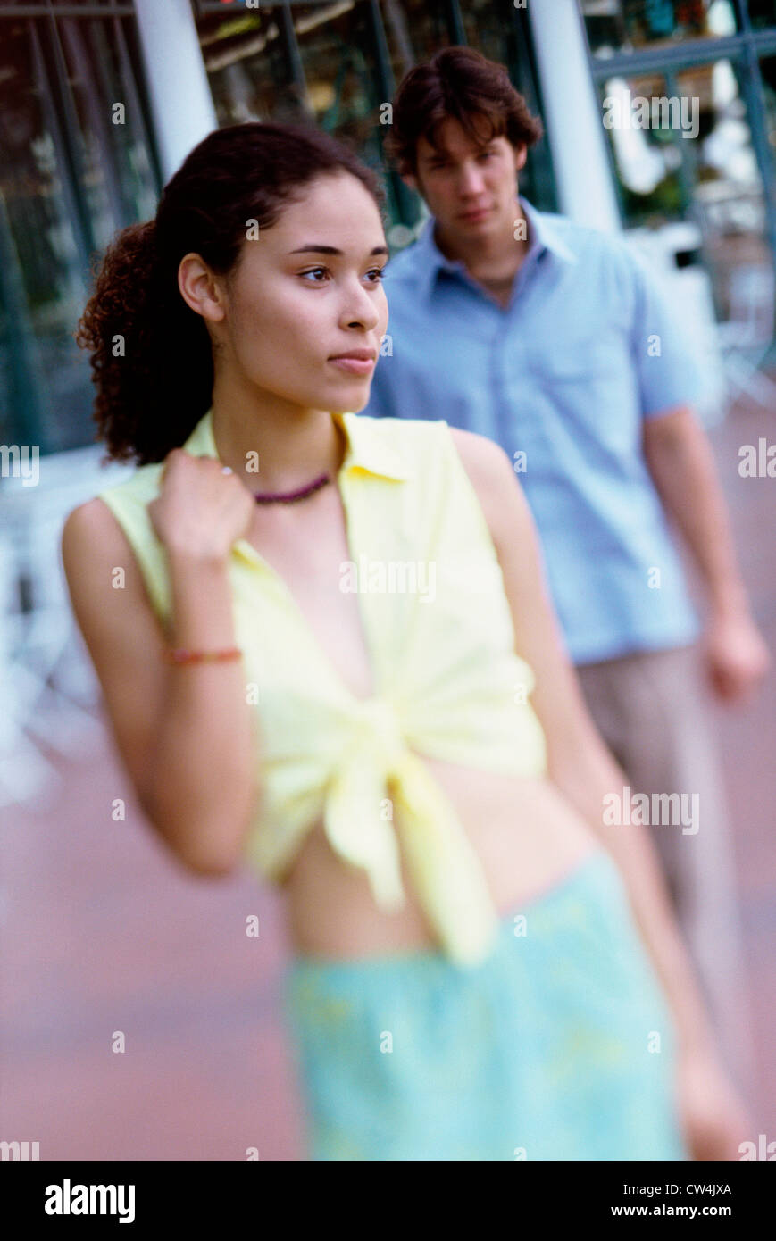 Ragazza con un giovane uomo in piedi dietro di lei Foto Stock
