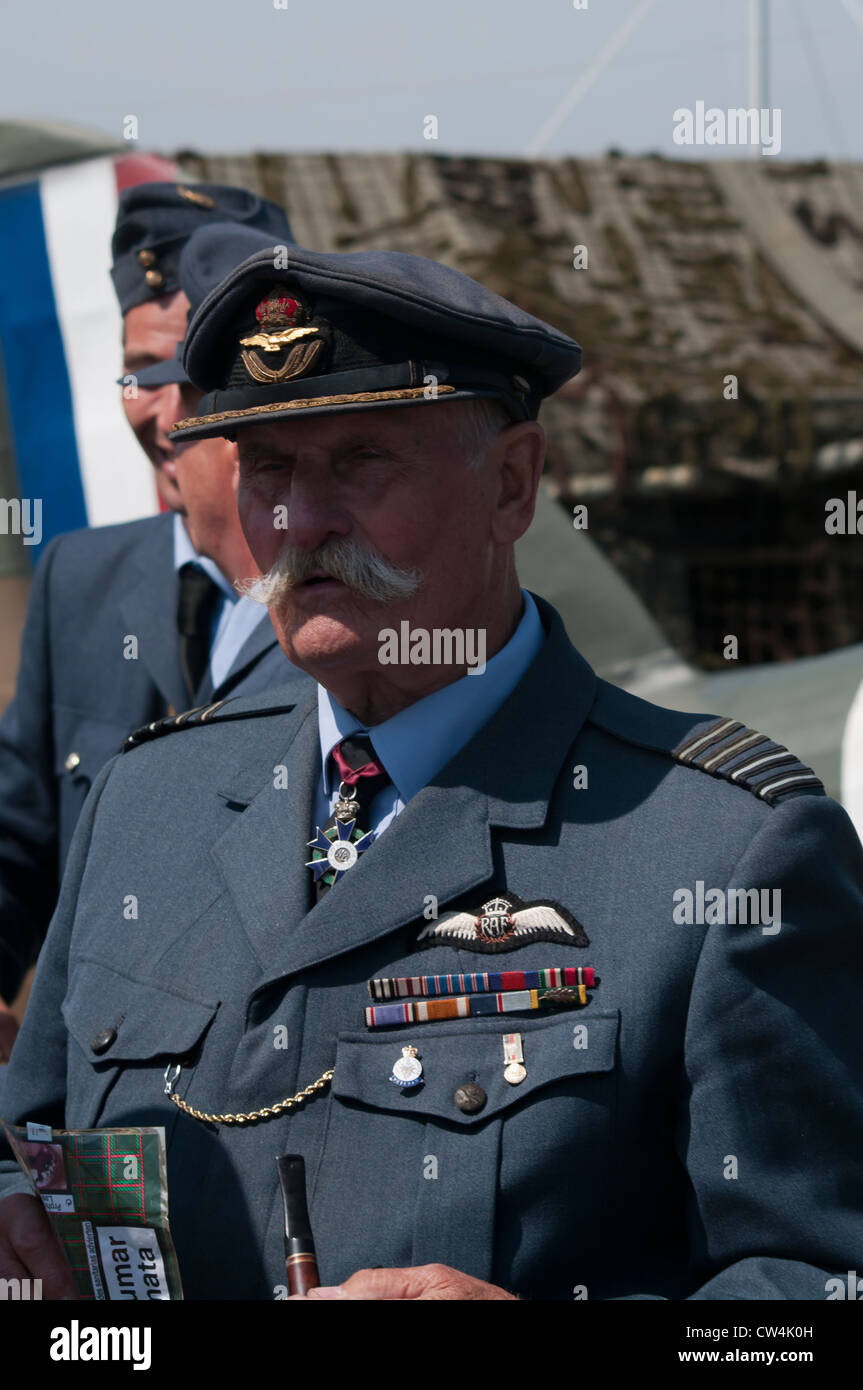 Gruppo RAF Capitano In Uniforme con manubrio di baffi e un tubo Foto Stock