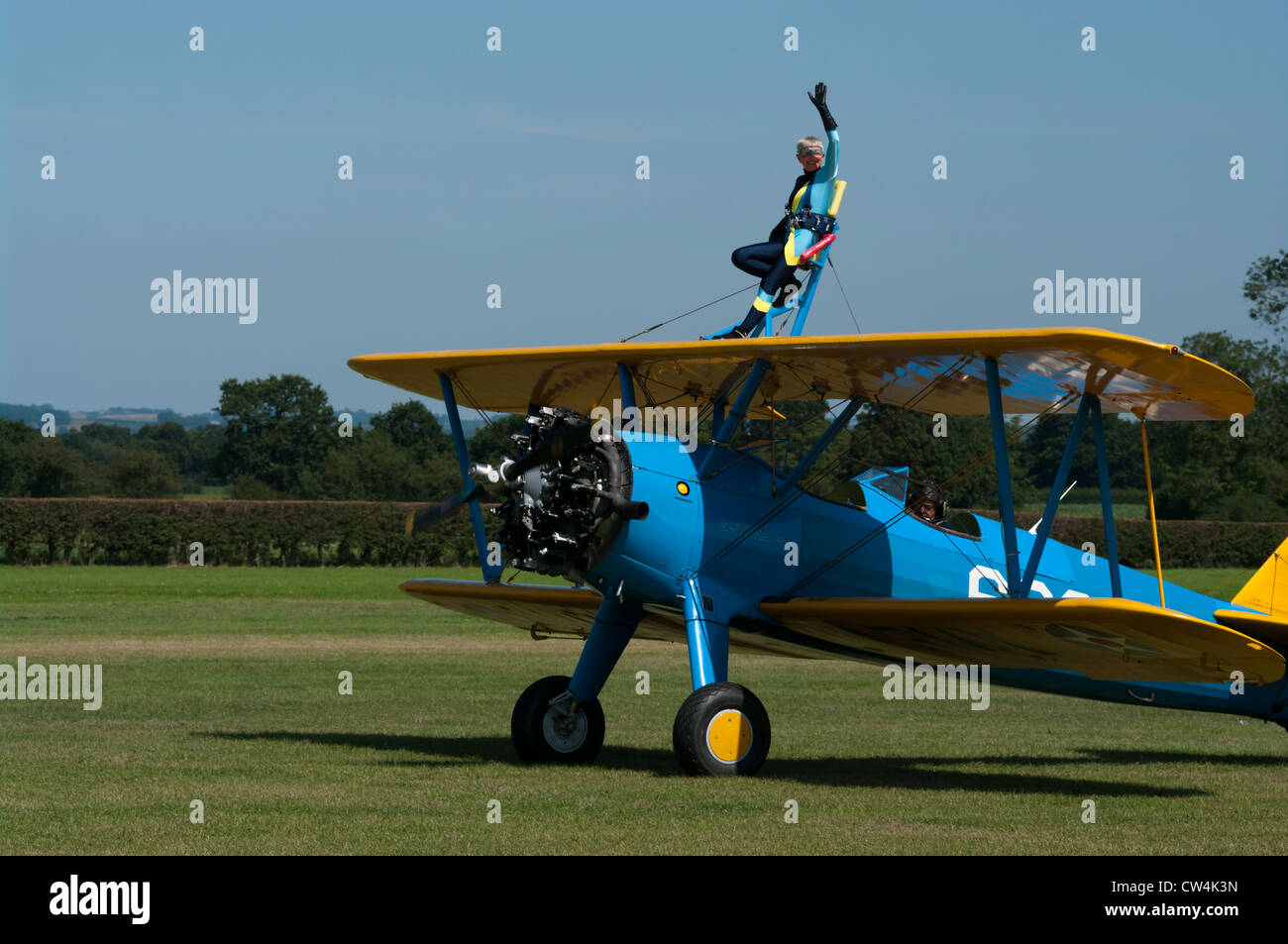 Persona Wingwalking su un vintage Boeing PT-17 Stearman piano Bi Foto Stock