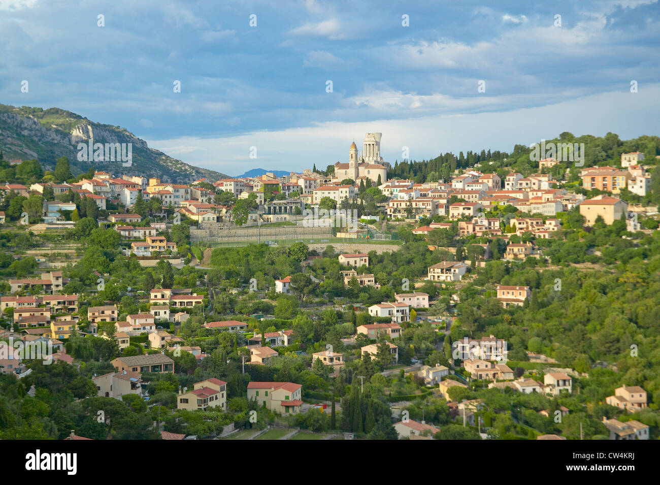 Comune di La Turbie con Trophee des Alpes e chiesa, Francia Foto Stock