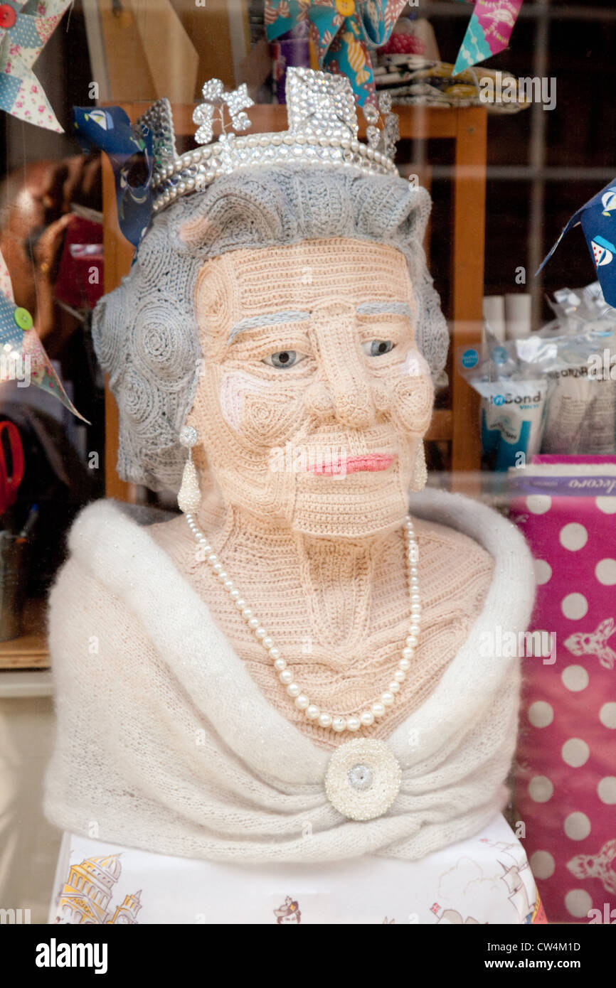 Una bambola di maglia somiglianza della Regina Elisabetta II del Regno Unito in una vetrina, bagno, Somerset REGNO UNITO Foto Stock