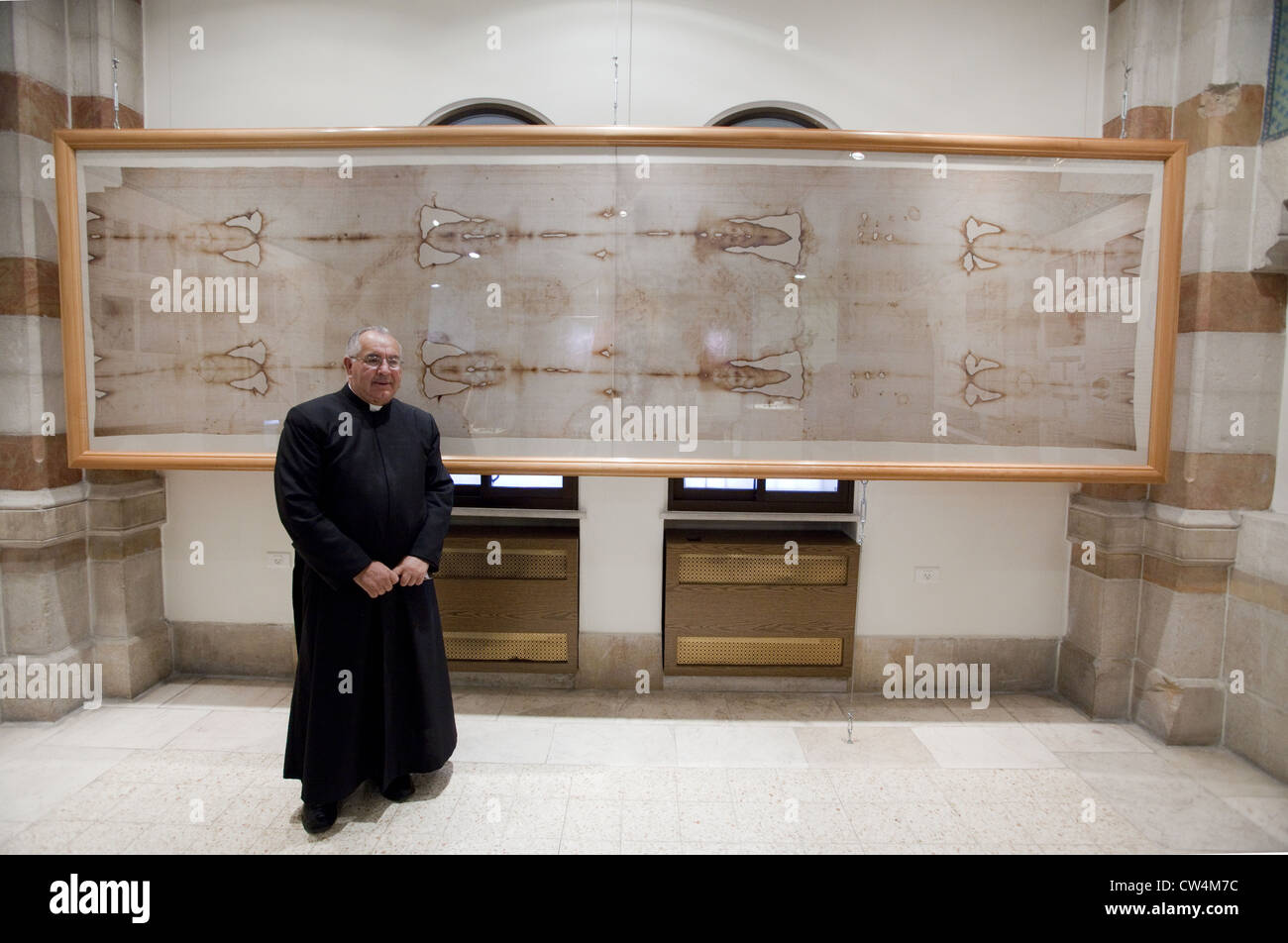 Padre Cristoforo davanti alla Sindone di Torino (una replica) nella cattedrale di Notre Dame de France Ospizio Museum, Gerusalemme, Israele Foto Stock