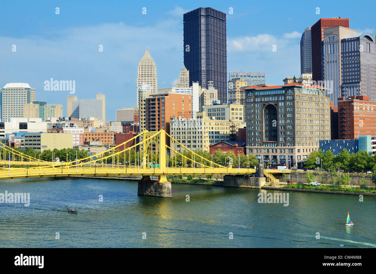 Roberto Clemente Bridge e grattacieli nel centro di Pittsburgh, Pennsylvania, USA. Foto Stock