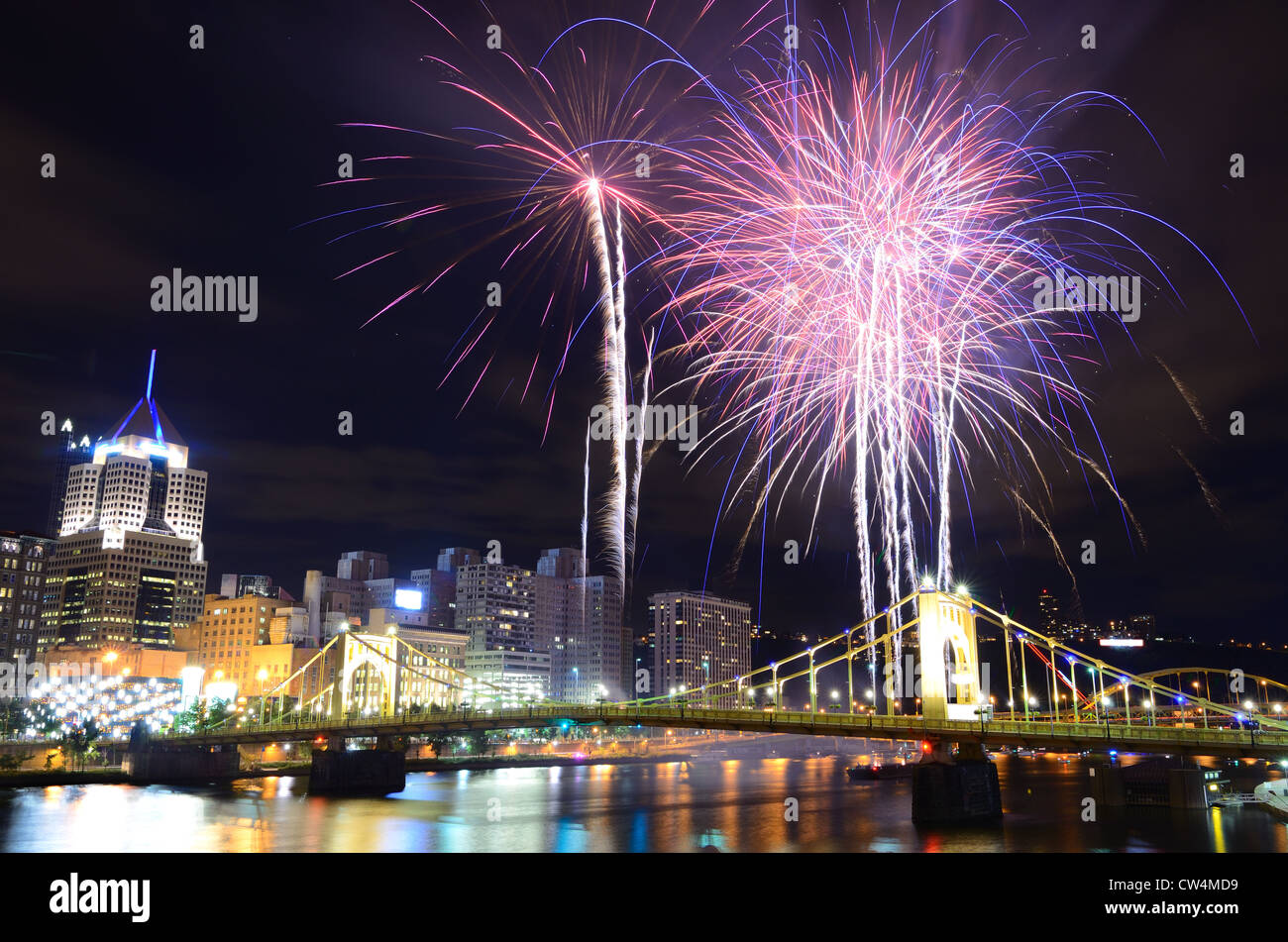 Fuochi d'artificio di Allegheny fiume nel centro di Pittsburgh, Pennsylvania, USA. Foto Stock