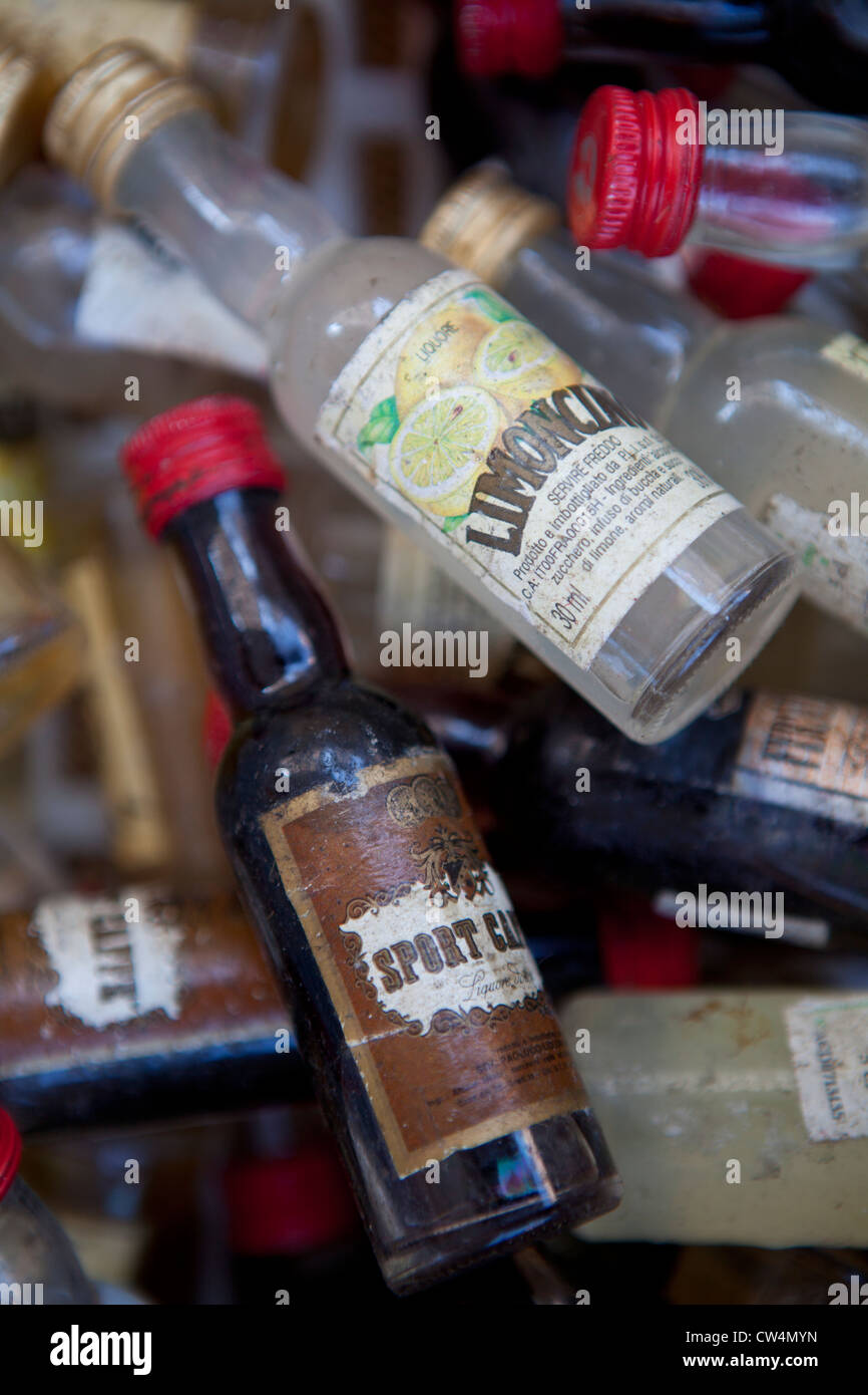 Piccole bottiglie di liquore Foto stock - Alamy