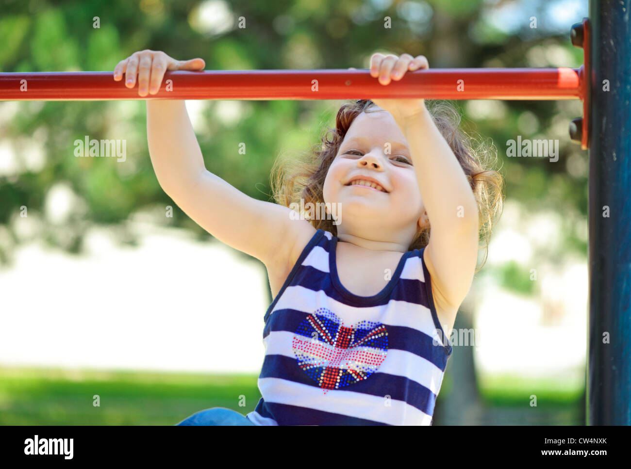 Bambina si impegnano in ginnastica Foto Stock