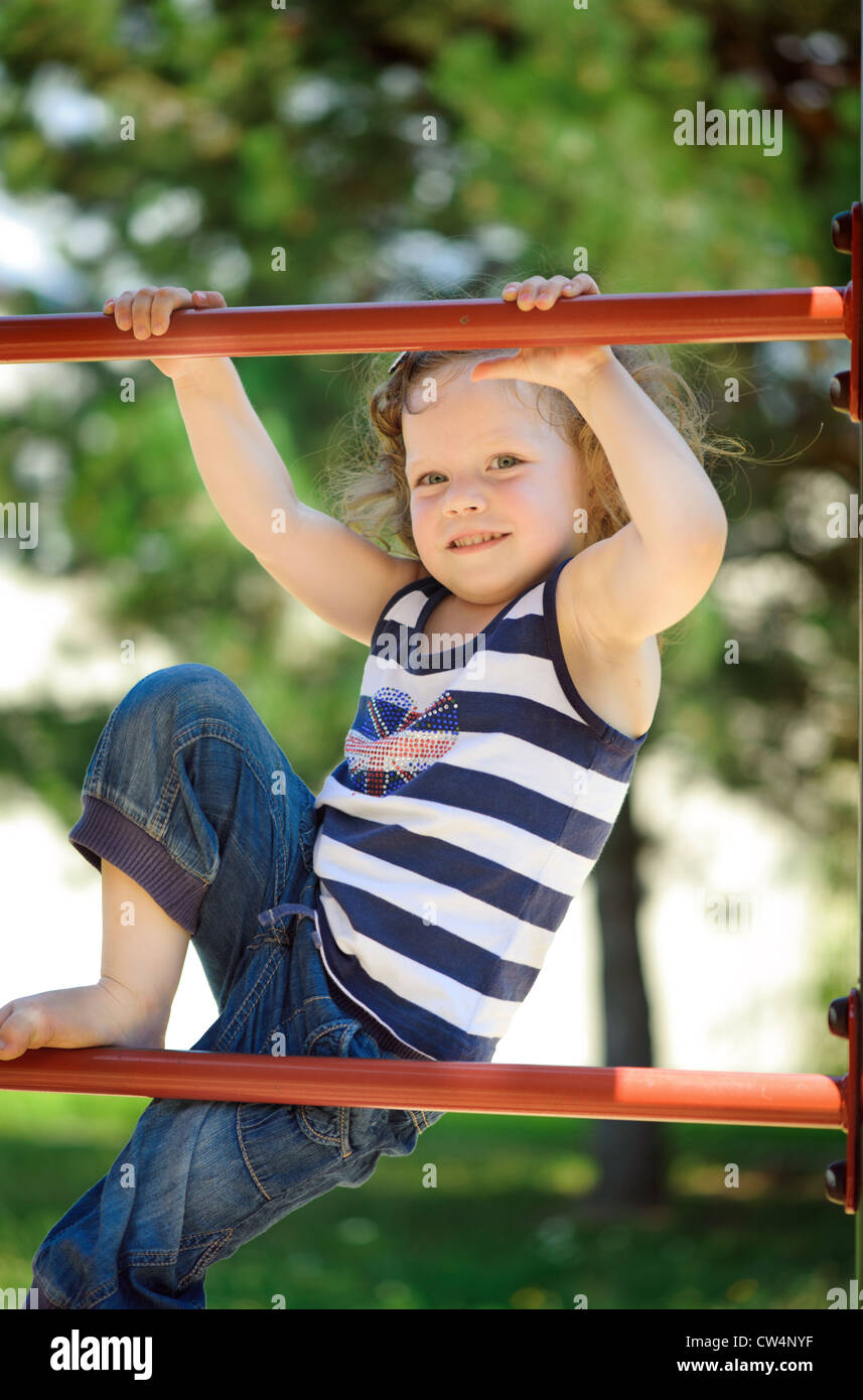 Bambina si impegnano in ginnastica Foto Stock