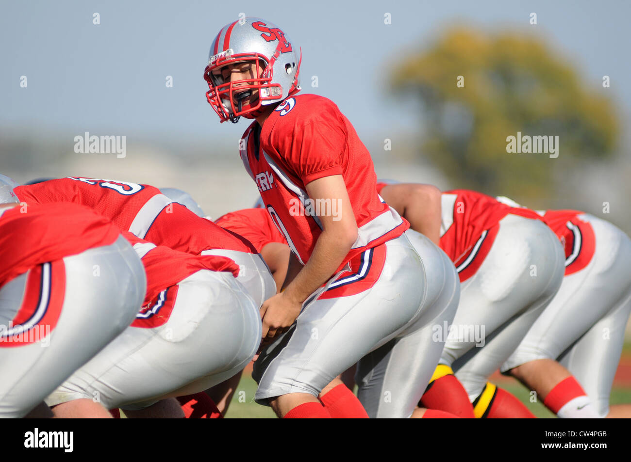 Football Quarterback chiama i segnali prima di snap durante una scuola di gioco. Stati Uniti d'America. Foto Stock