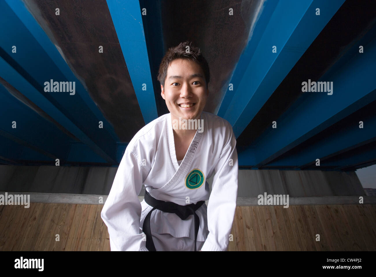 Giovane uomo sorridente in uniforme di sport Foto Stock
