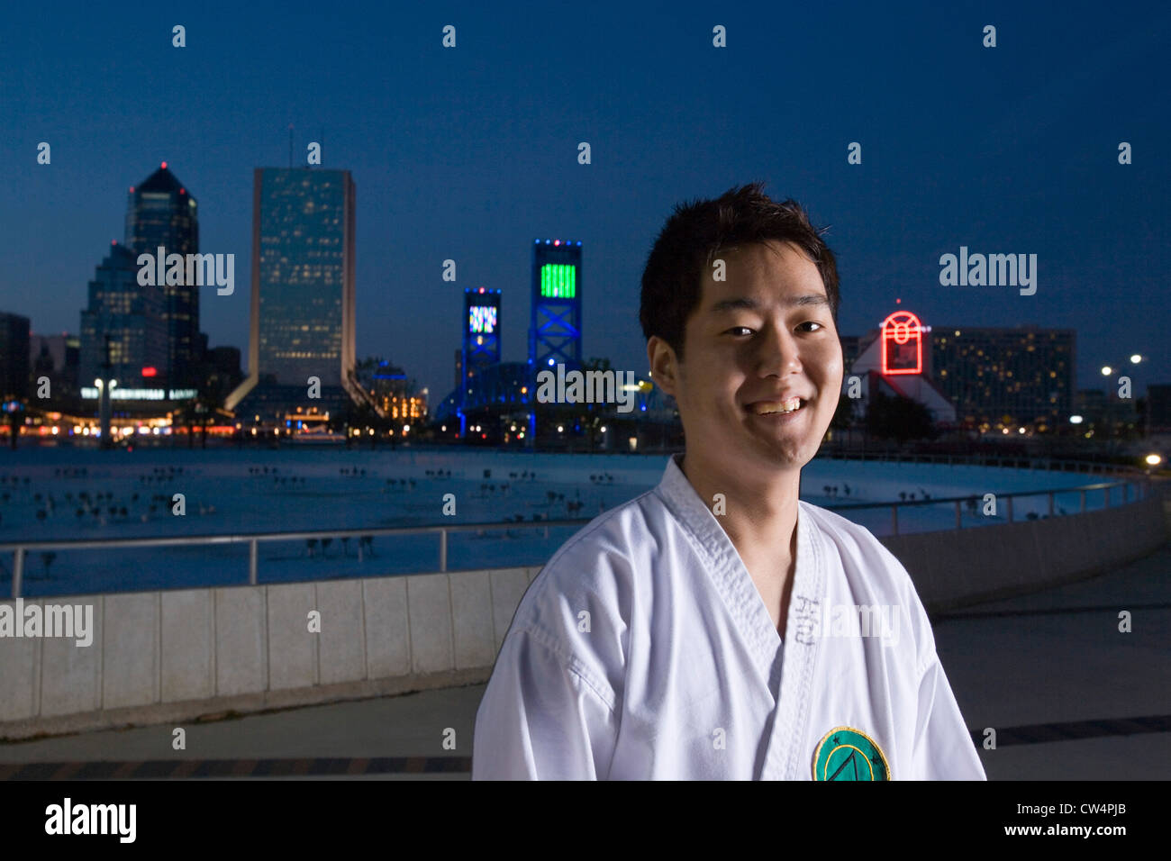Ritratto di un allegro giovane uomo in uniforme di sport Foto Stock