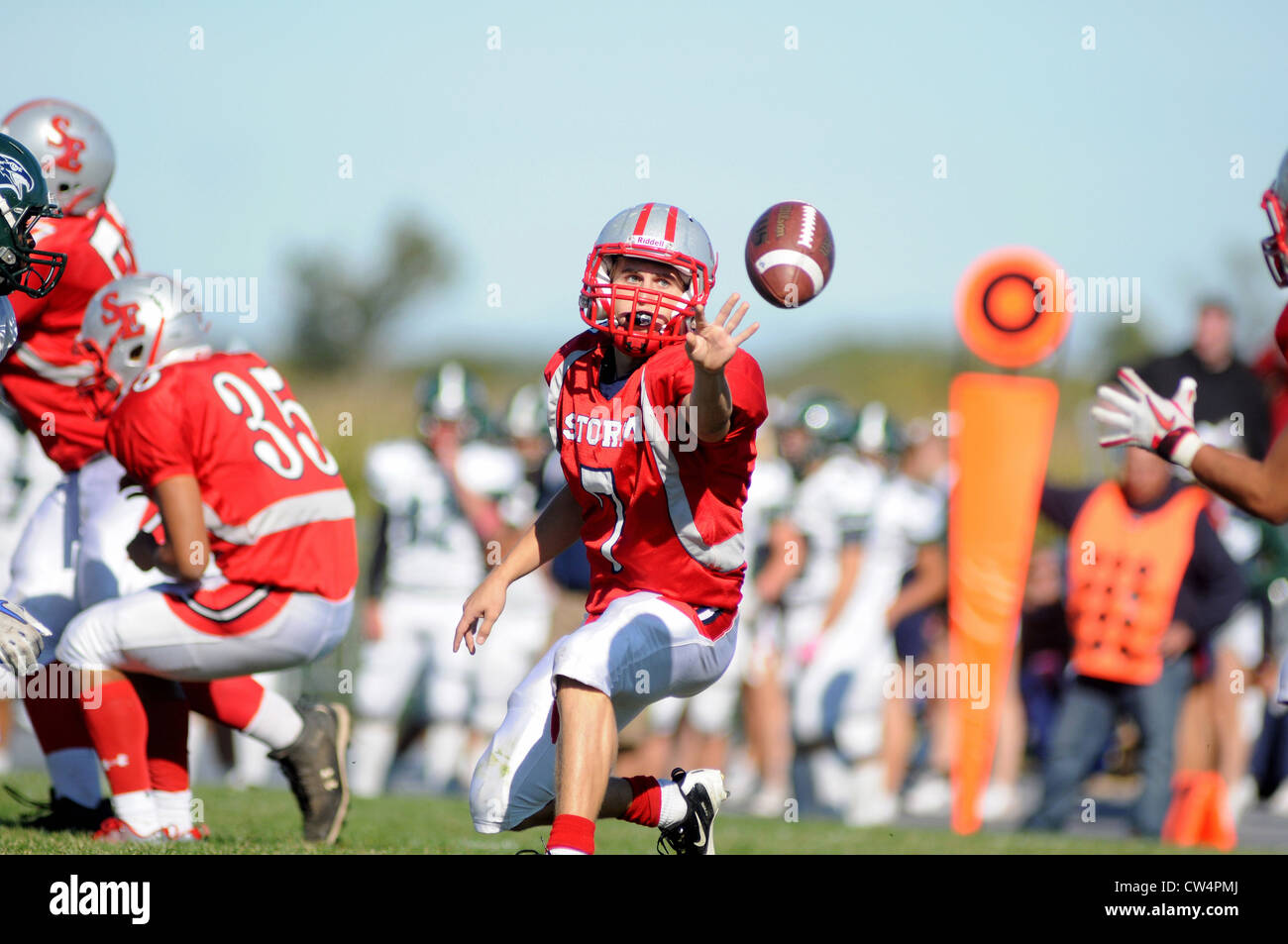 Football quarterback fa un passo alla sua corsa indietro durante una scuola di gioco. Stati Uniti d'America. Foto Stock