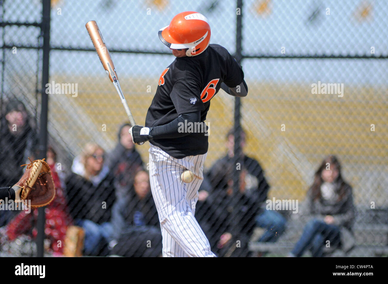 Pastella di baseball si allontana da un tono e viene colpito sul retro durante una scuola di gioco. Stati Uniti d'America. Foto Stock