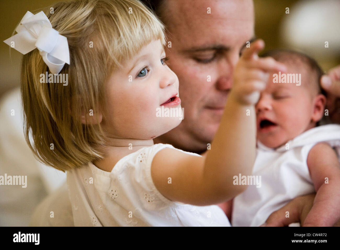 Metà uomo adulto tenendo il suo bambino e bambina Foto Stock