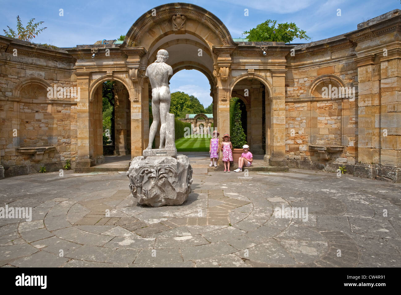 Una statua in marmo di Hever Castle Gardens Foto Stock