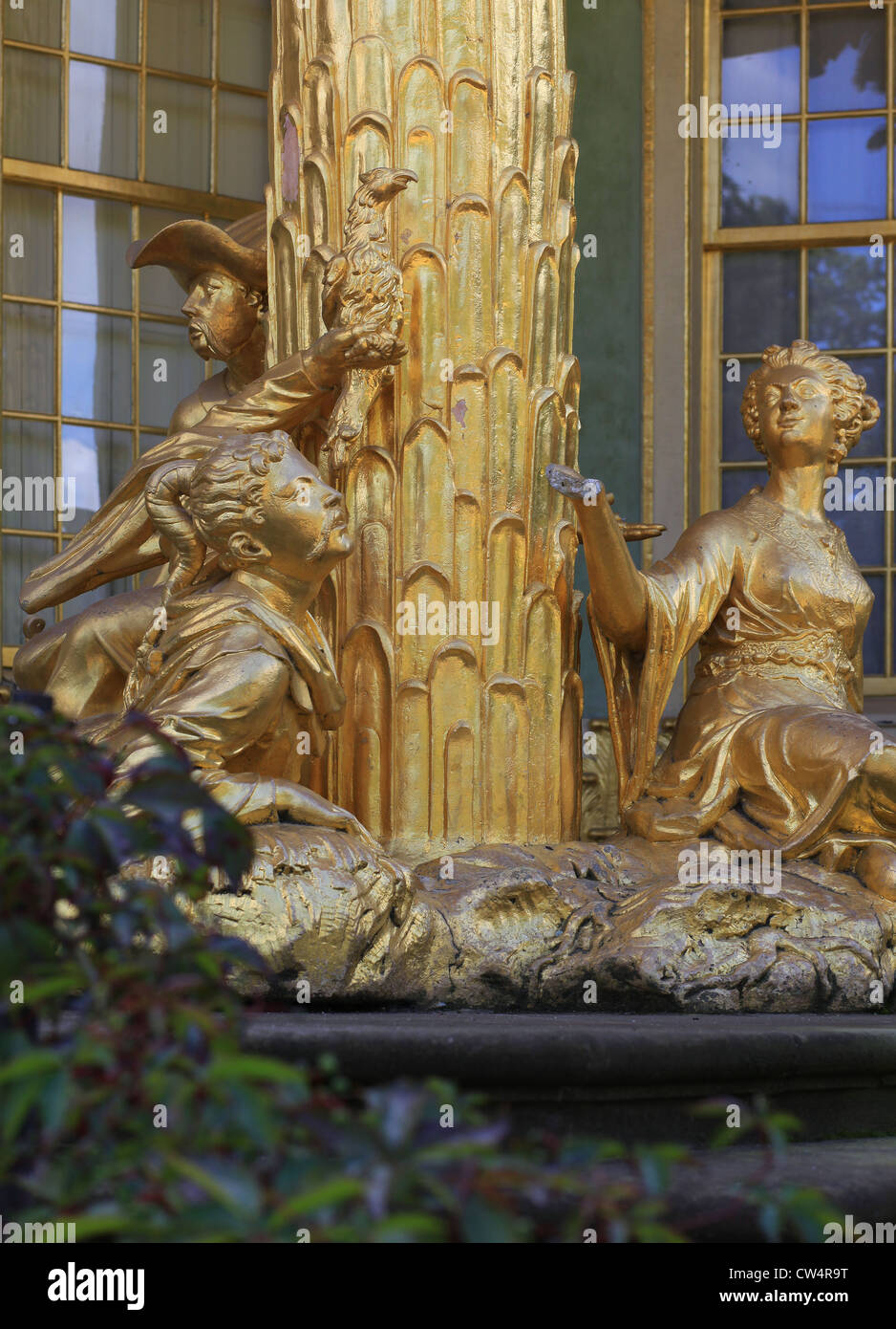 Ensemble di dorato sculture in pietra arenaria della casa cinese, un padiglione del giardino nel parco Sanssouci a Potsdam, Germania. Foto Stock