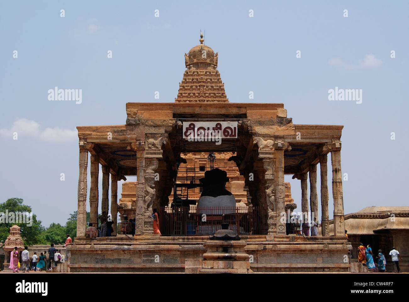 Tempio Brihadeeswarar Thanjavur vista frontale e dei popoli.Tanjore tempio noto come 'Grande Tempio' e antico tempio dei Chola dell India Foto Stock
