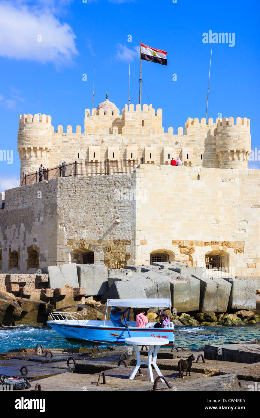 Imbarcazione turistica da Fort Qaitbey, costruita sui resti dello storico faro. Alessandria, Egitto Foto Stock