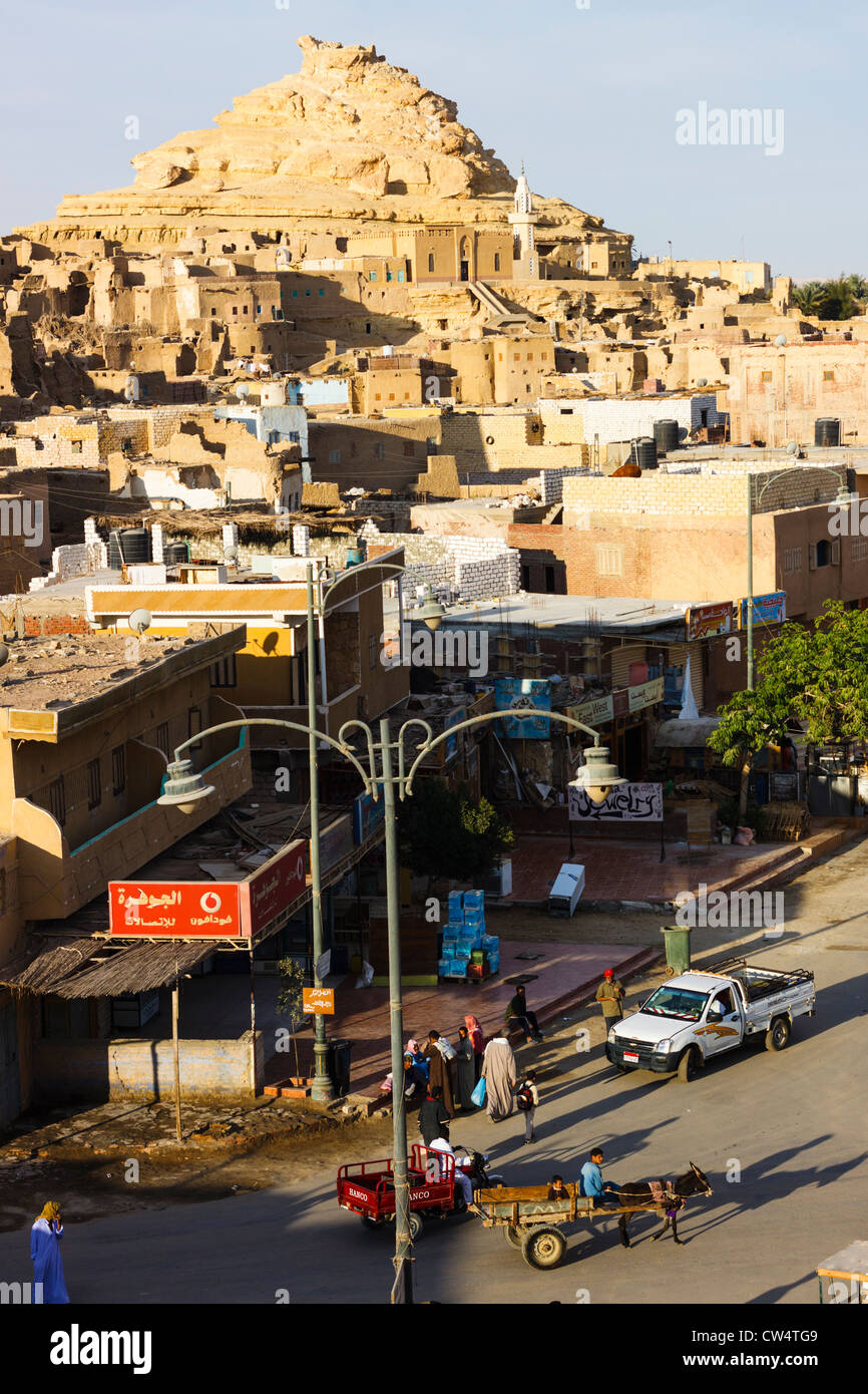 Rovinato Shali fortezza e quadrato con donkey cart all'oasi di Siwa. Western Desert, Egitto Foto Stock