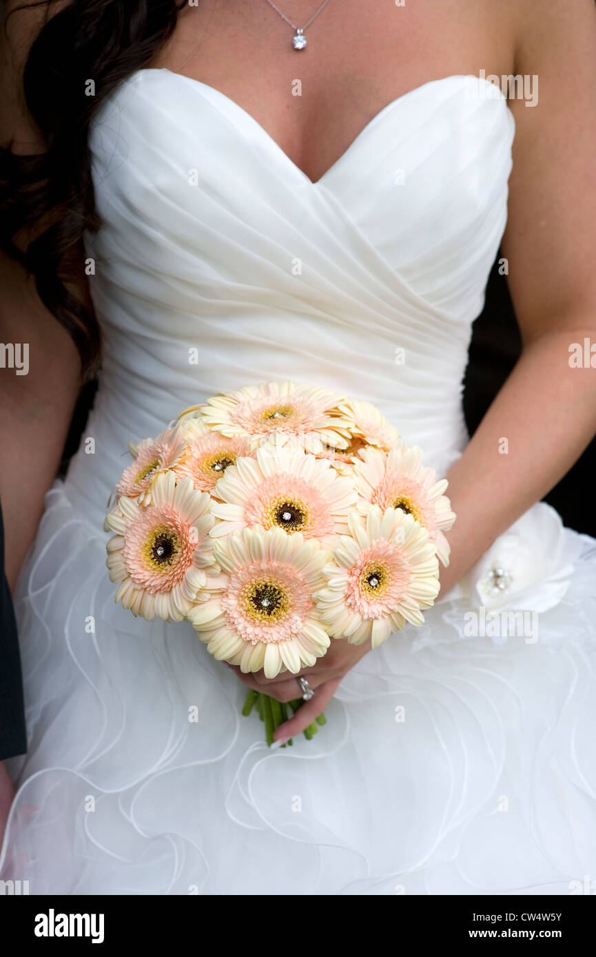 Sposa tenendo un matrimonio bouquet di fiori di gerbera Foto stock - Alamy