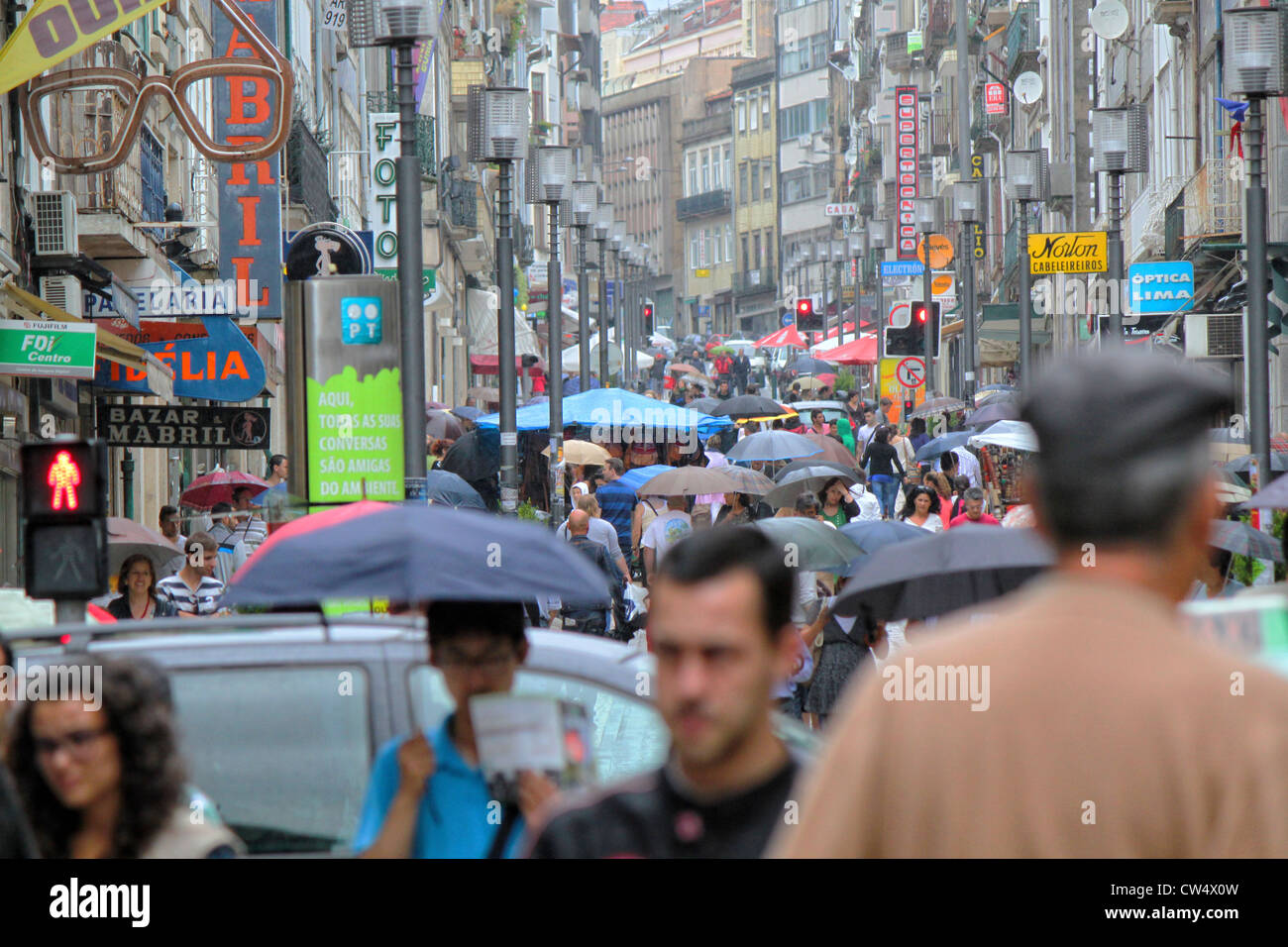 Scena di strada di persone shopping a Porto, Portogallo, Europa Foto Stock