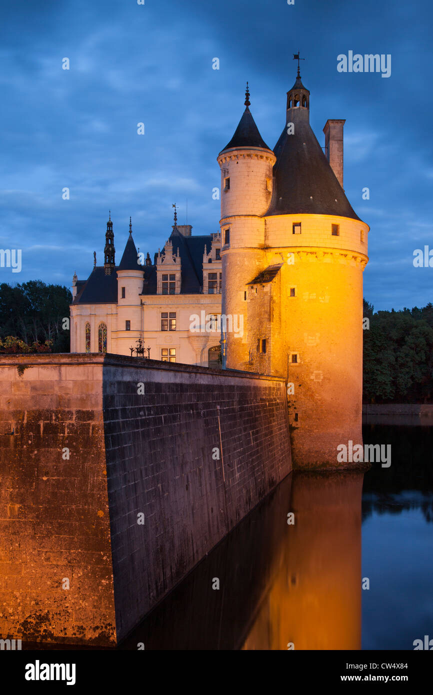 Twilight nel corso del XV secolo la torre di guardia a Chateau de Chenonceau nella Valle della Loira, Centro Francia Foto Stock