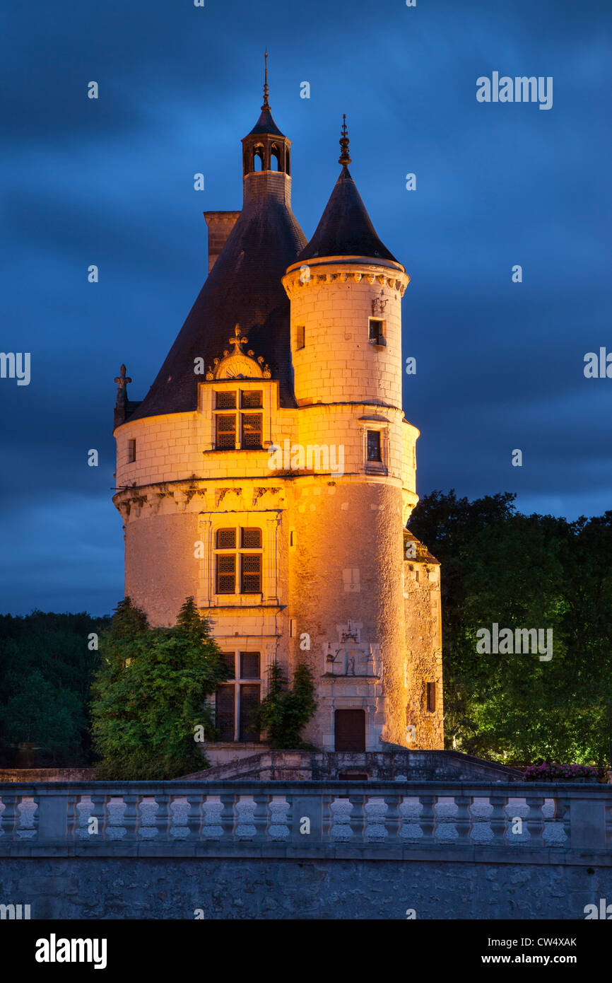 Twilight nel corso del XV secolo la torre di guardia a Chateau de Chenonceau nella Valle della Loira, Centro Francia Foto Stock