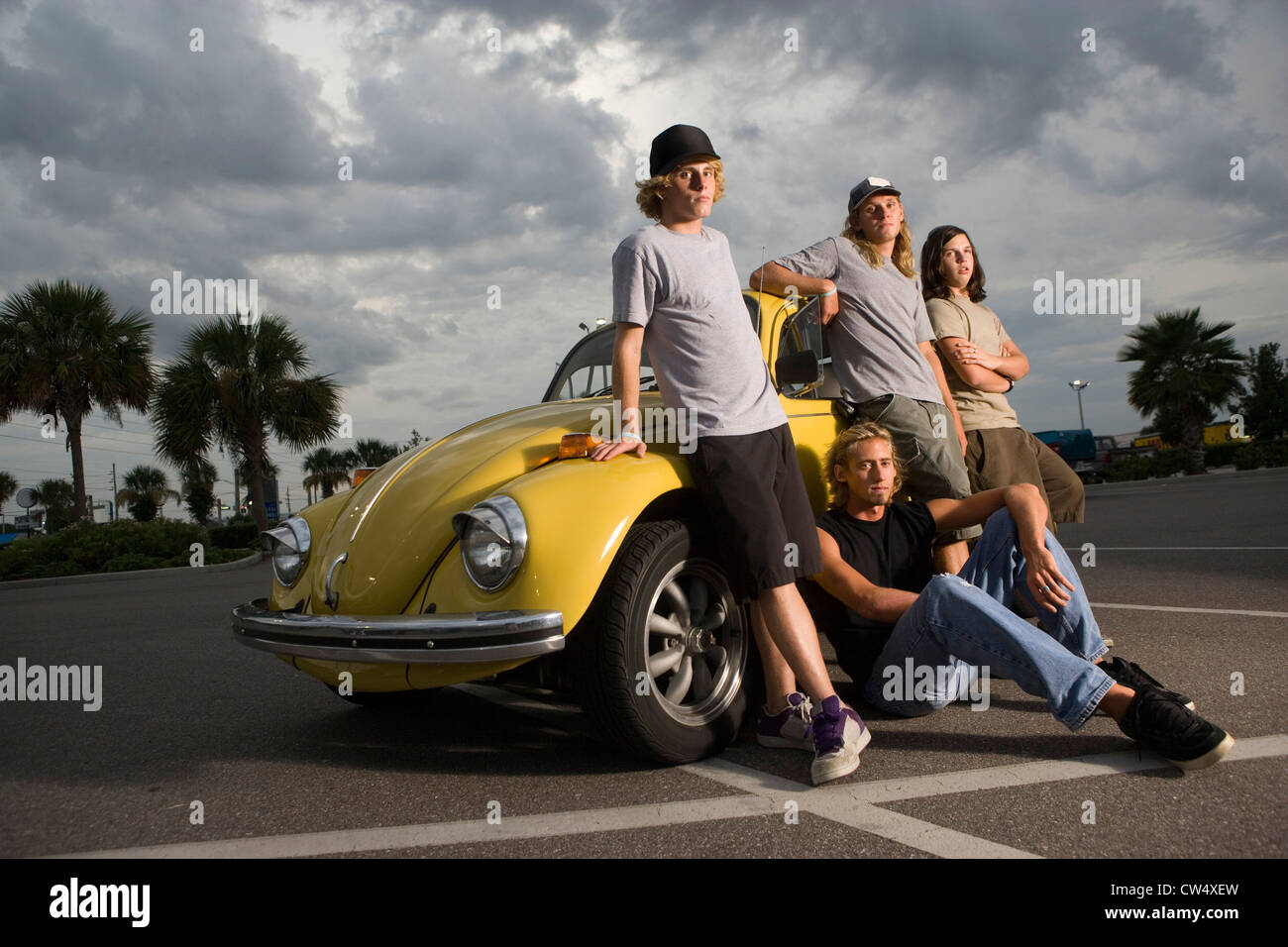 Gli amici da un auto presso il parcheggio Foto Stock