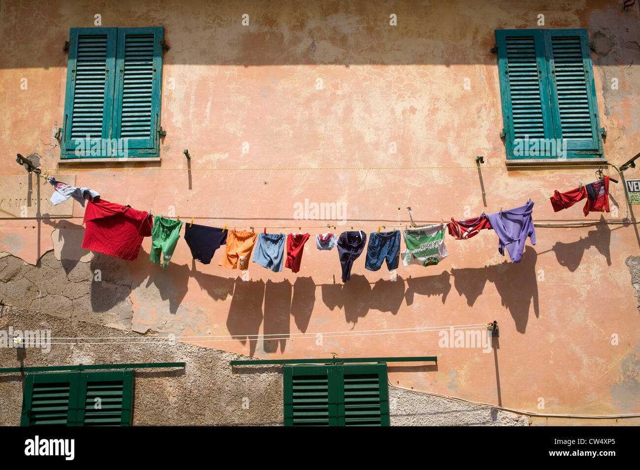 Lavanderia colorati appesi sulla linea di abbigliamento nella provincia di  Portoferraio Livorno sull isola d'Elba in arcipelago toscano Italia Europa  Foto stock - Alamy