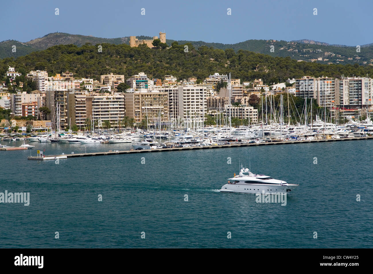 Il porto di Palma e il castello di Bellver Maiorca isola più grande della Spagna Europa sul Mare Mediterraneo e parte arcipelago delle Baleari Foto Stock