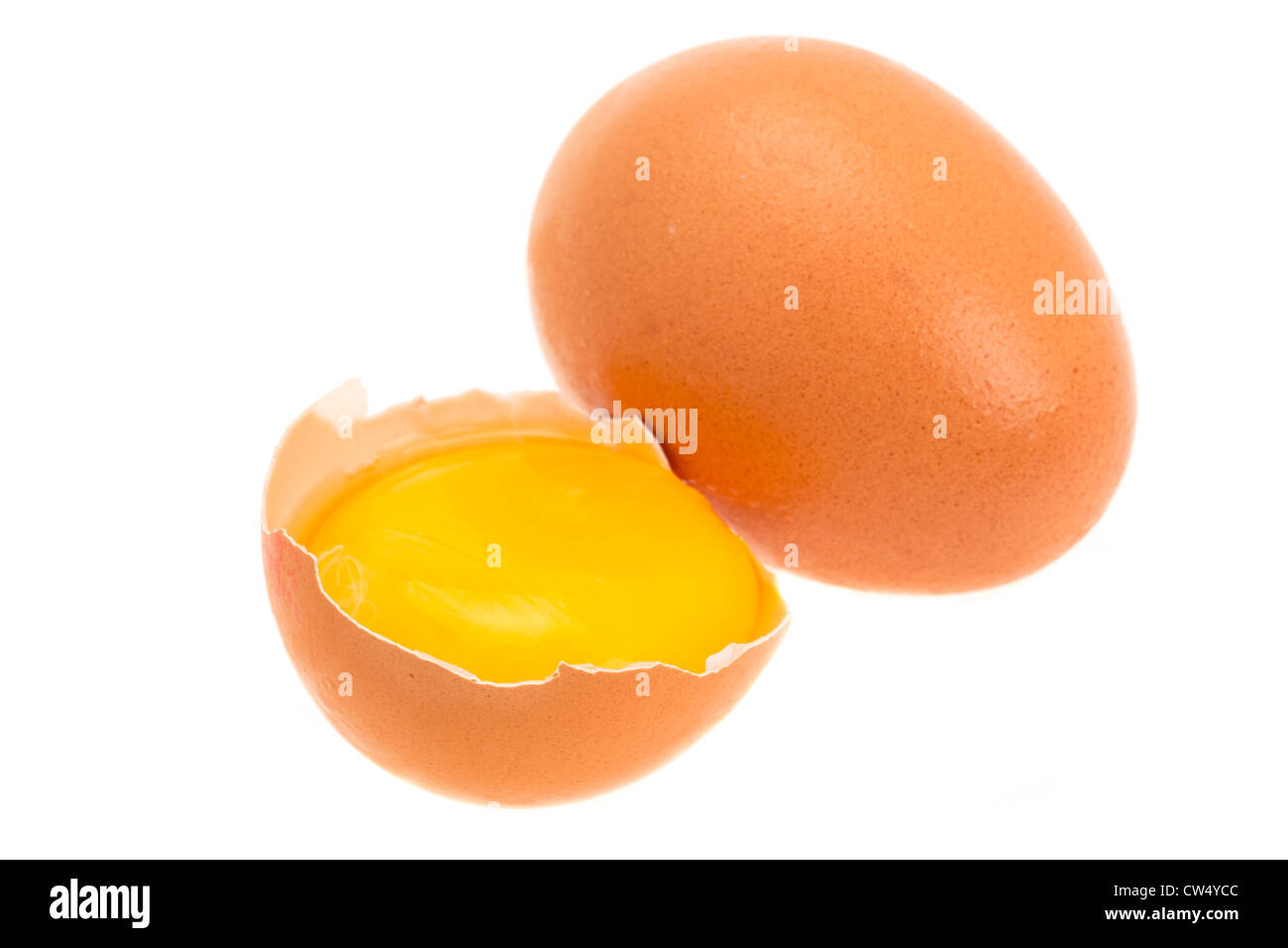 Uova fresche con un uovo crepe aperte per mostrare il tuorlo - studio shot con uno sfondo bianco Foto Stock