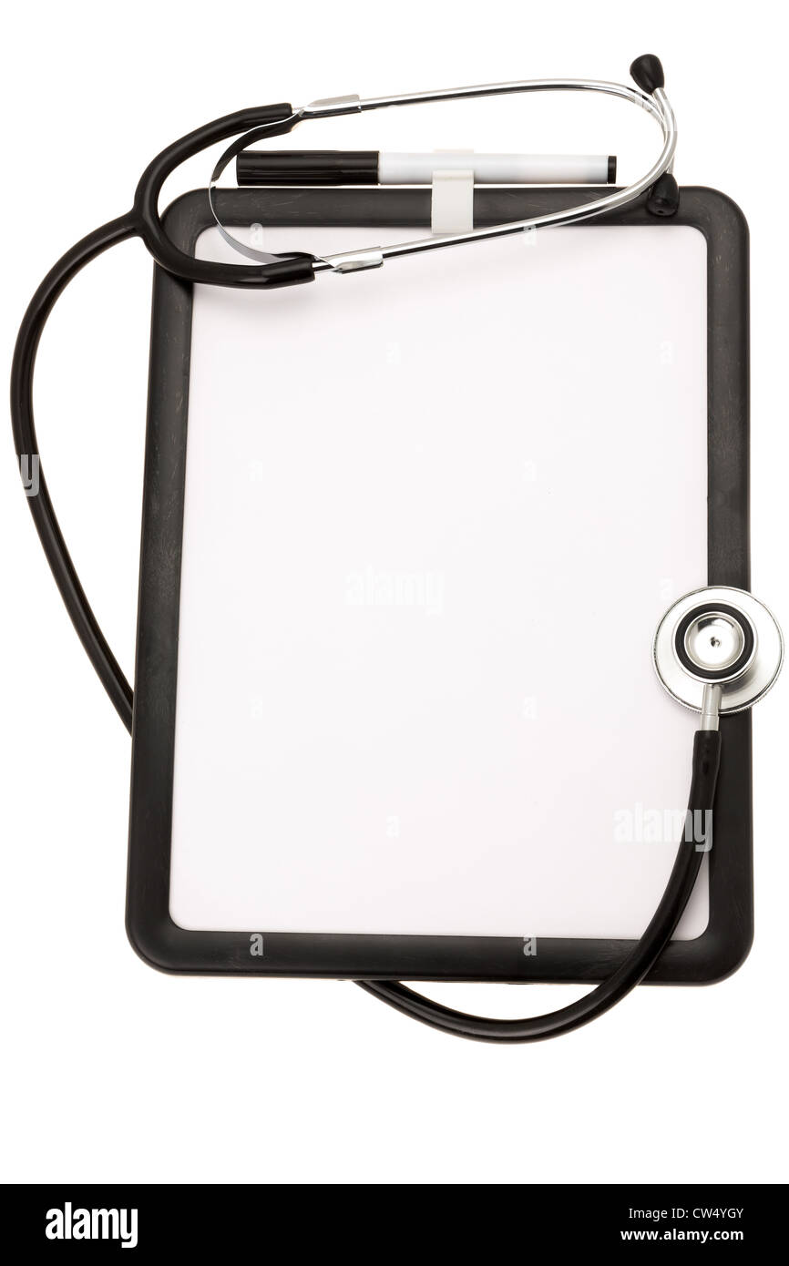 Copia di spazio disponibile sulla nota vuota scheda con uno stetoscopio - studio shot con uno sfondo bianco Foto Stock