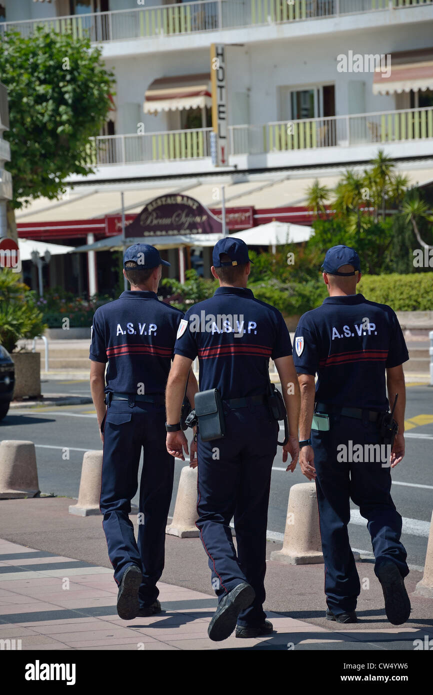 Funzionari di polizia sulla Promenade René Coty, Saint-Raphaël, Côte d'Azur, Var Reparto, Provence-Alpes-Côte d'Azur, in Francia Foto Stock