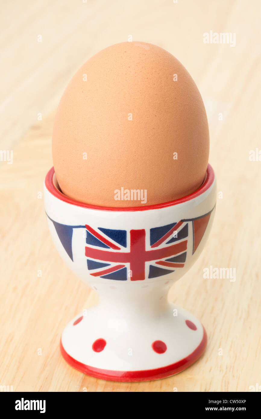 Un uovo sodo in un uovo Tazza decorata con una bandiera del Regno Unito Foto Stock
