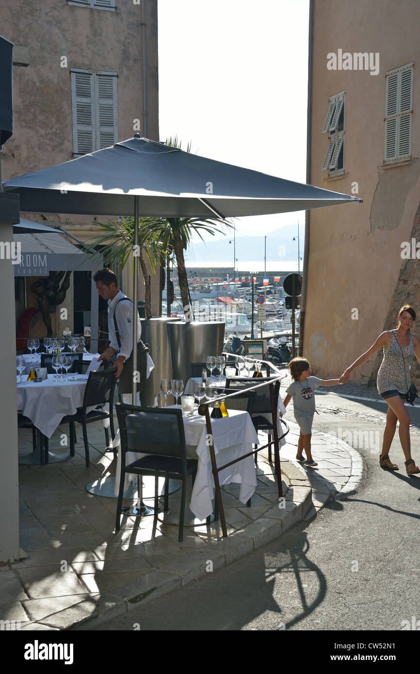 Il Quayside ristorante nel porto di Saint Tropez, Saint-Tropez, Côte d'Azur, Var Dipartimento , Provence-Alpes-Côte d'Azur, in Francia Foto Stock