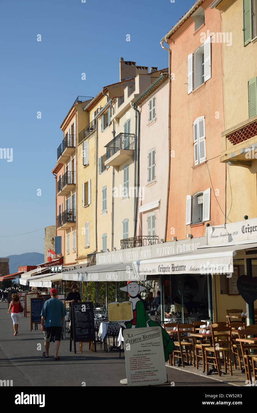 Molo del lungomare del porto di Saint-Tropez, Saint-Tropez, Côte d'Azur, Var Dipartimento , Provence-Alpes-Côte d'Azur, in Francia Foto Stock