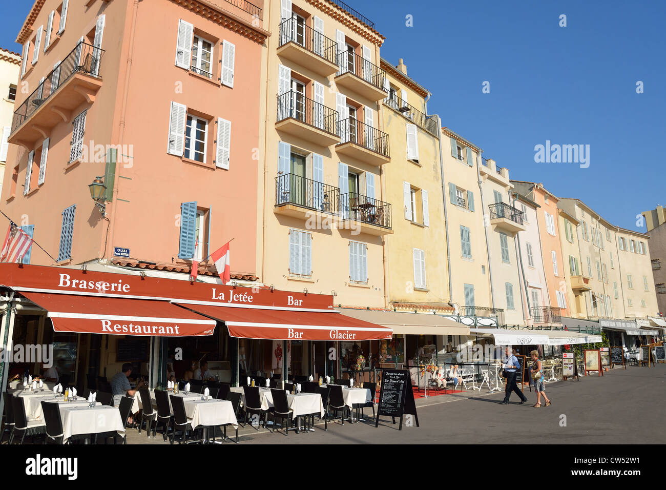 Molo del lungomare del porto di Saint-Tropez, Saint-Tropez, Côte d'Azur, Var Dipartimento , Provence-Alpes-Côte d'Azur, in Francia Foto Stock