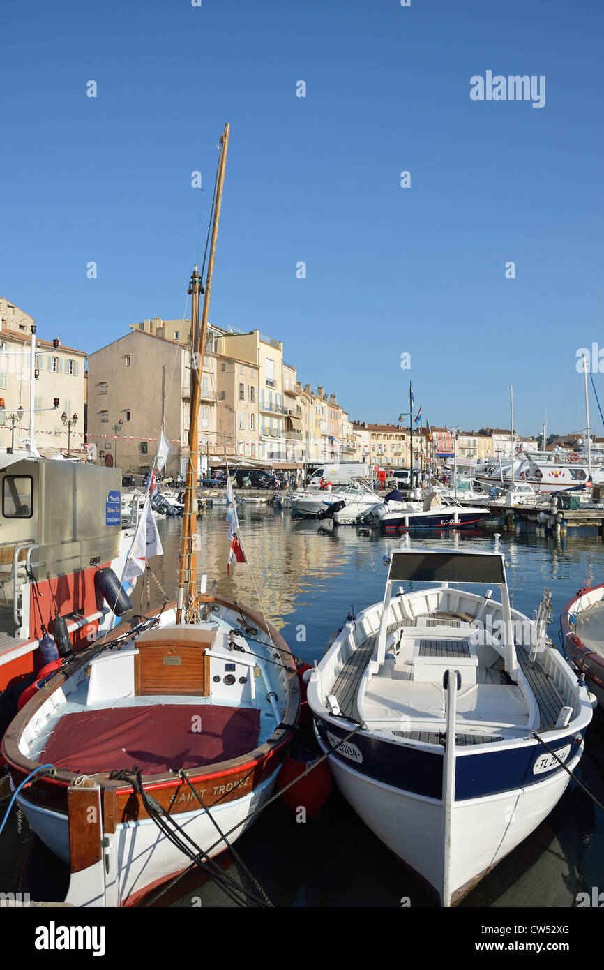 Colorate barche da pesca nel porto di Saint Tropez, Saint-Tropez, Côte d'Azur, Var Dipartimento , Provence-Alpes-Côte d'Azur, in Francia Foto Stock