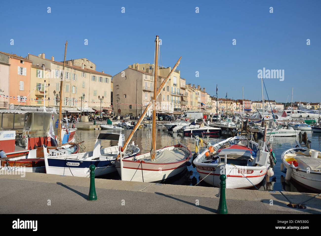 Colorate barche da pesca nel porto di Saint Tropez, Saint-Tropez, Côte d'Azur, Var Dipartimento , Provence-Alpes-Côte d'Azur, in Francia Foto Stock