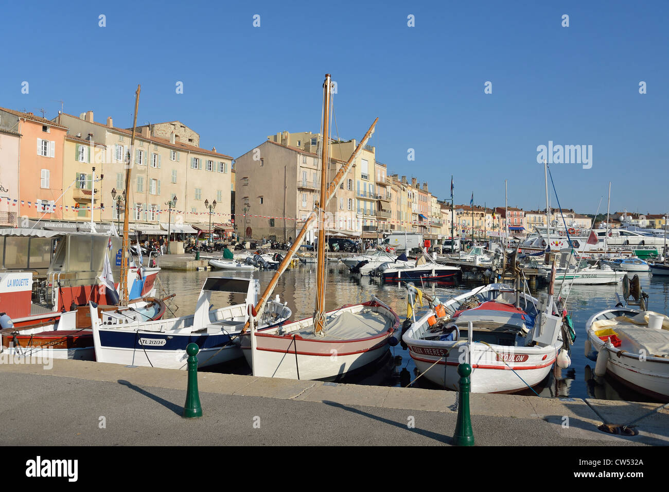 Colorate barche da pesca nel porto di Saint Tropez, Saint-Tropez, Côte d'Azur, Var Dipartimento , Provence-Alpes-Côte d'Azur, in Francia Foto Stock