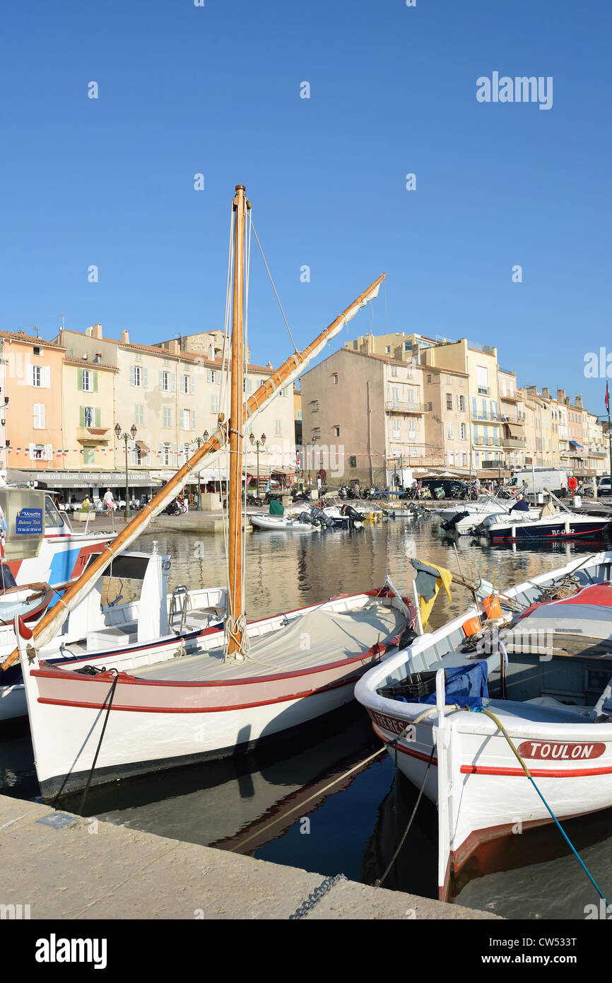 Colorate barche da pesca nel porto di Saint Tropez, Saint-Tropez, Côte d'Azur, Var Dipartimento , Provence-Alpes-Côte d'Azur, in Francia Foto Stock
