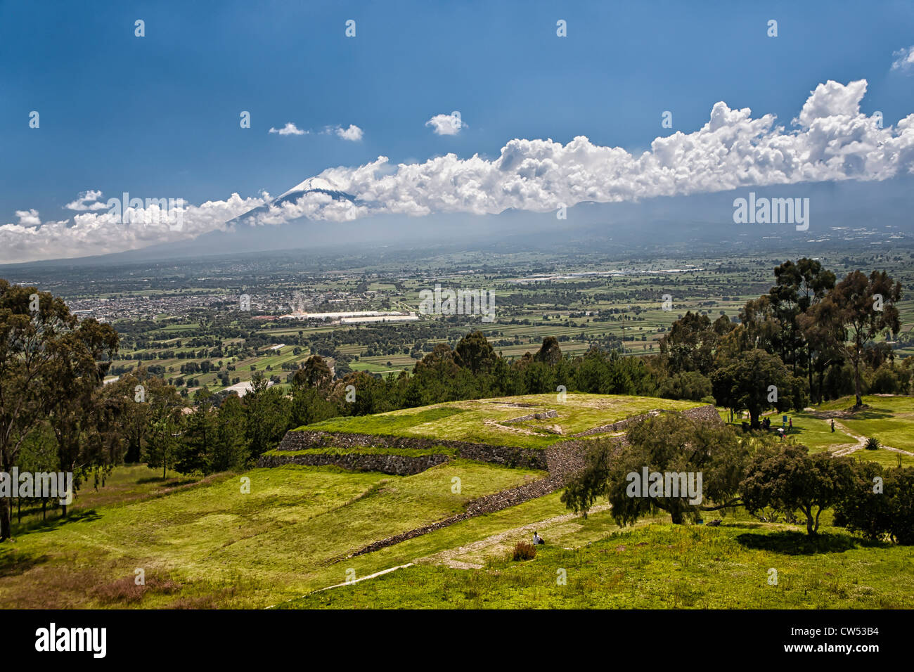 Xochitecatl sito archeologico con Mt. Il Popocatepetl in background in stato di Tlaxcala, Messico Foto Stock