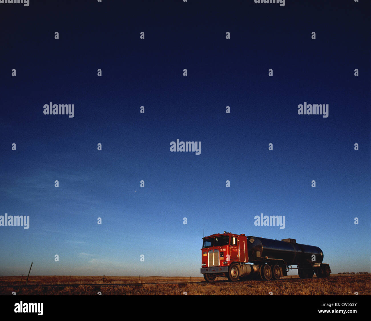 Semi-camion su strada Foto Stock