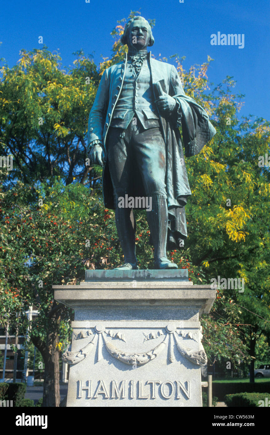 Statua di Alexander Hamilton si affaccia sul grande cade a Paterson, New Jersey Foto Stock