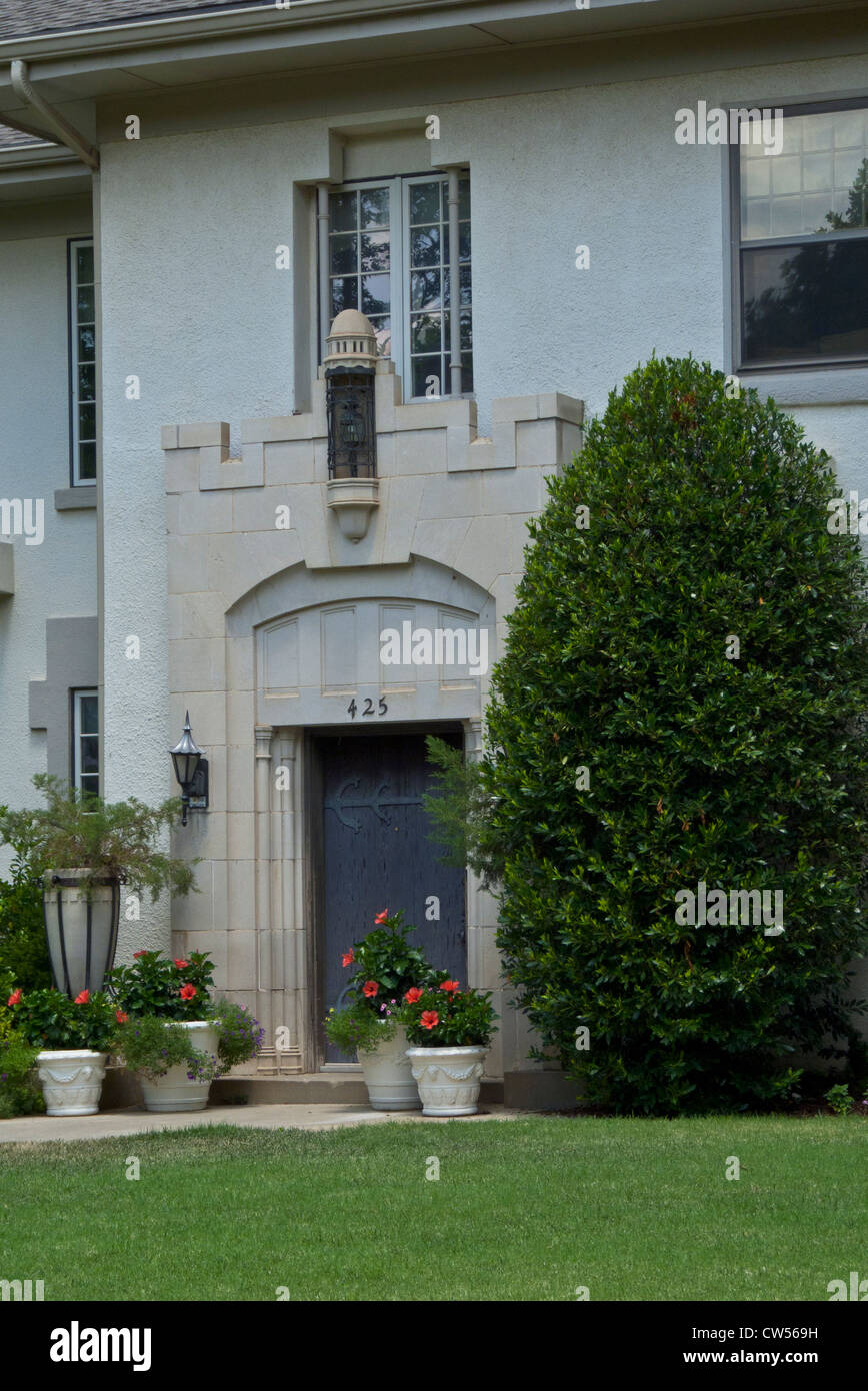 Chiudere lo sportello anteriore del beige casa in stucco con dettagli unici, Colline Heiritage quartiere storico, OKC, OK Foto Stock