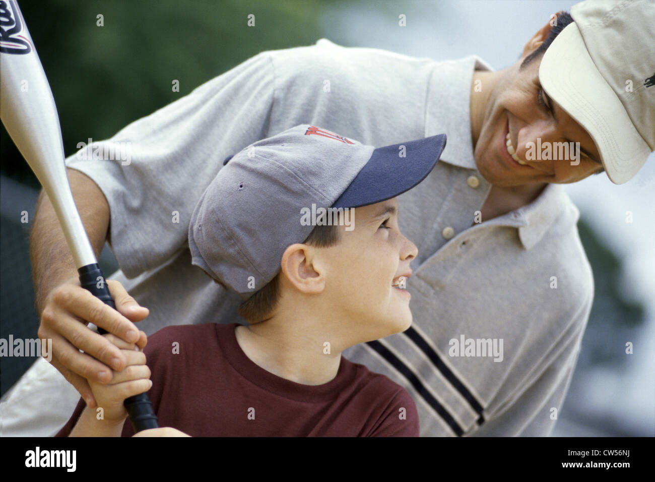 Il padre e il Figlio suo a giocare a baseball Foto Stock