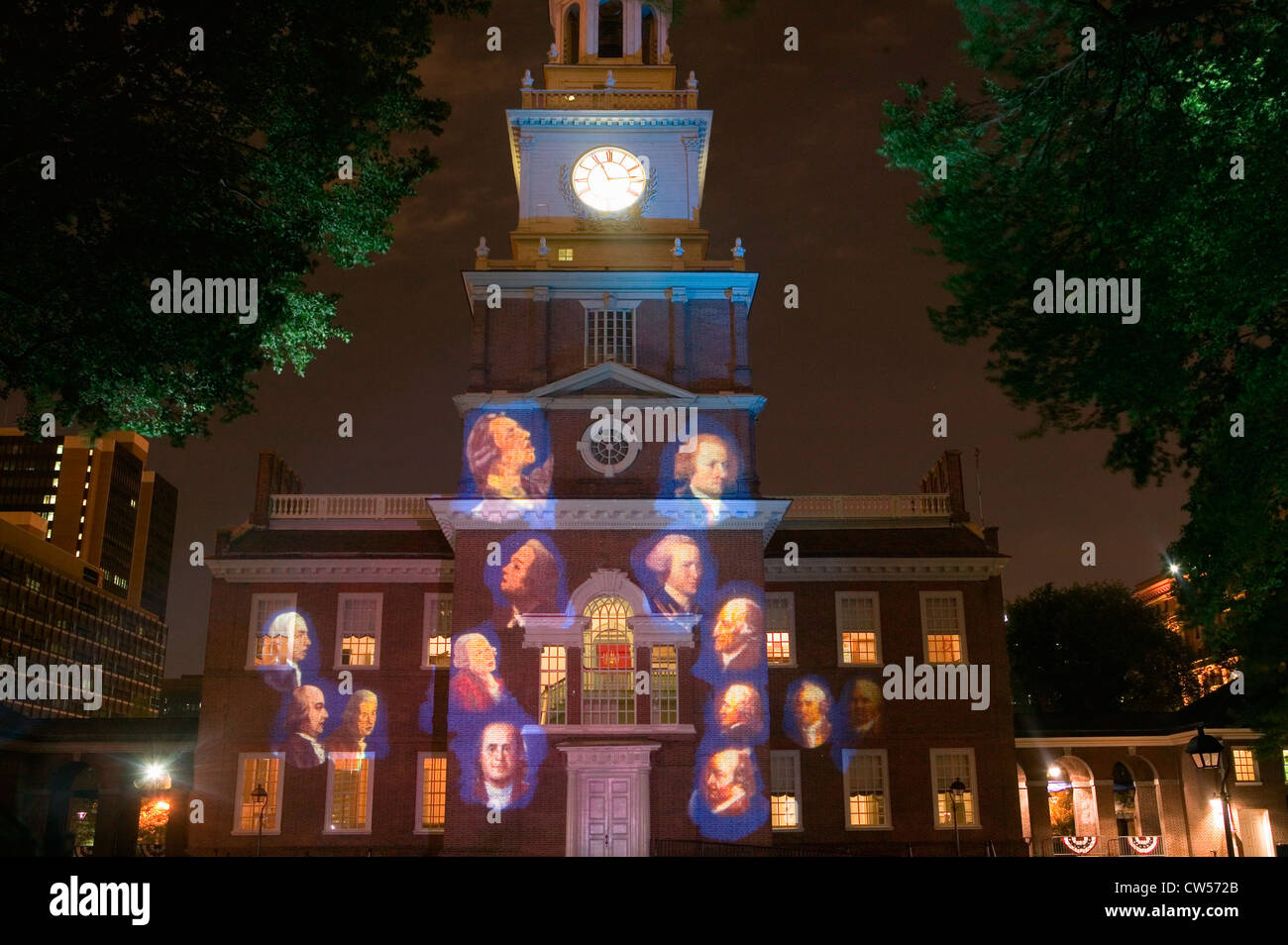 Proiezioni dei padri fondatori su fuori di Independence Hall, Philadelphia, Pennsylvania Foto Stock