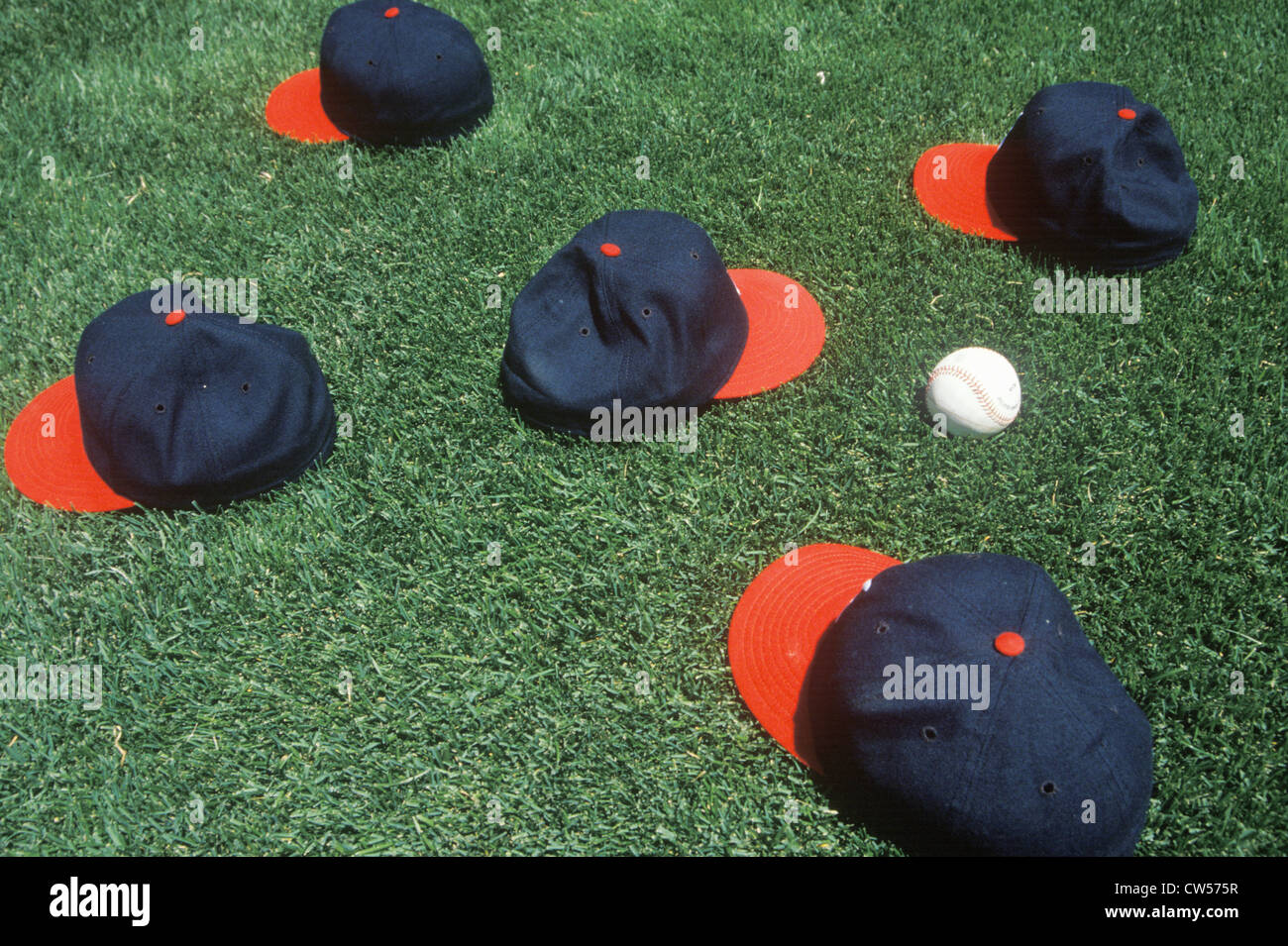 I cappelli da baseball e la palla sul campo, Candlestick Park, San Francisco, CA Foto Stock